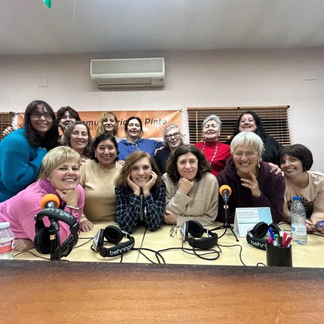 Nuevo programa de @entrelobas_radioxata : INTERSECCIONALIDAD 🐺🐺🐺 
::::
Buenas querida manada!

Nuevo programa!!!🎧

Ya estamos aquí, aún resacosas y algo removidas emocionalmente después de lo atravesado y compartido estos días.
🐺
Como os anunciamos, el jueves 06 de marzo, previo al Día Internacional de la Mujer, abrimos el estudio para ensanchar la mirada y comprender que hay muchas formas de vivenciarse mujer. Y que, por ende, necesitamos ampliar el feminismo para que todas quepamos dentro.
🐺
Para ello, revisamos cómo la INTERSECCIONALIDAD puede ayudarnos a entender como nuestras identidades son plurales y están atravesadas por diversas opresiones generando distintas necesidades.

 ¿Te animas a escuchar el resultado?

#mujeressabias #mujereshaciendoradio #mujeresradiantes #radiocomunitaria #radioxata #interseccionalidad #feminismohegemónico #feminismos #perspectivadegénero #8m2025 #diainternacionaldelamujer #8M