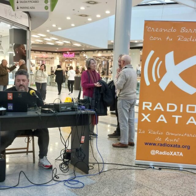 💭 concentración antes del directo. @jaumecs_ sorprendido in fraganti preparando la emisión del acto de @myriammillanes en el @jaleofestival con @variopintoescritores en @plazaeboli 
La programación del festival sigue hoy y mañana,sigue sus cuentas para ver qué toca en cada horario porque...¡Tiene pintaza!