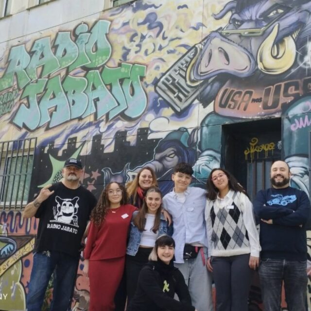 Representando a Pinto y amadrinados por @radioxatapinto , estos 4 alumnos y alumnas del @iespablopicassopinto han estado en la emisora amiga @radiojabato de Coslada para participar en el Concurso @onda_ods ¡Fase territorial de Madrid contra otros institutos de Madrid, Coslada y San Fernando de Henares!
¿Y cómo les ha ido? 🔜...
Aún no nos dejan decirlo, mucha atención a la parrilla y las redes.