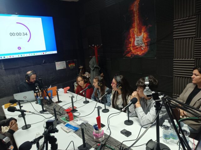 Desde RADIO XATA hemos acompañado al @iespablopicassopinto en su participación, y emitimos en directo la fase regional de Madrid del concurso interinstitutos @onda_ods  EL FUTURO ES TUYO con @remc_org , @ondalocalandalucia , @radiofusionga  y @rtvcardedeu .

Estos son los horarios, empezamos esta misma semana, gracias a la @urcmadrid 

📅 Miércoles 23, 12h semifinal 1: @iesluisg.berlang (Coslada) 🆚 @iespablopicassopinto (Pinto)
📅 Miércoles 30, 12h semifinal 2: @iesvmagerit (Madrid) 🆚 @iesjaimeferranclua (San Fernando de Henares)
📅 Miércoles 7, final.