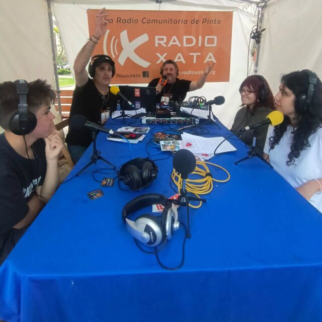 Algunas imágenes de la presencia de @radioxatapinto en la Feria del Libro de Pinto @ayuntamientopinto este sábado. Pronto los audios en iVoox y la web. 
El domingo no estamos con stand, pero tenemos por ahí un infiltrado de uno de los programas.