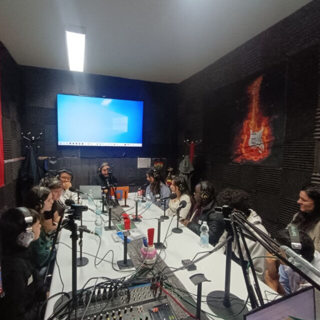 ¡Este miércoles conoceremos al rival del @iespablopicassopinto en la final de Madrid de ONDA ODS - EL FUTURO ES TUYO! 

 Vive en directo en www.radioxata.orgsegunda semifinal: 

📅 Miércoles 30, 12h semifinal 2: @iesvmagerit (Madrid) 🆚 @iesjaimeferranclua (San Fernando de Henares)

Recuerda que desde la semana pasada emitimos, gracias a la @urcmadrid ,  en directo la fase regional de Madrid del concurso interinstitutos @onda_ods  EL FUTURO ES TUYO con @remc_org , @ondalocalandalucia , @radiofusionga  y @rtvcardedeu .

📅 Y tras el puente, el miércoles 7, final.

#radioxata #pinto #OndaODS #radioxatapinto
