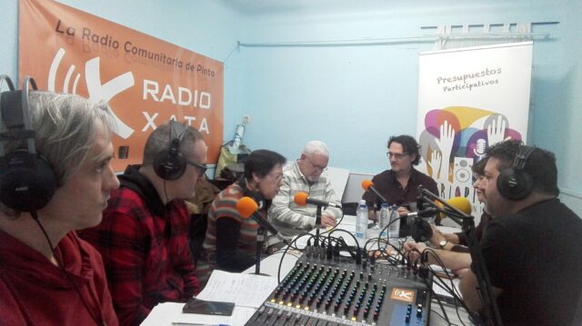 2018, teníamos estudio también en el desaparecido Centro Social Trilce, un auténtico dinamizador de la vida asociativa, cultural y social de Pinto. ¡Y además estaba a apenas unos metros de la mítica "esquina xata" que nos da nombre!

Pronto esta y otras historias las conocerás con detalle EN PAPEL Y EN BONITO. Atención a sus ondas amigas.
