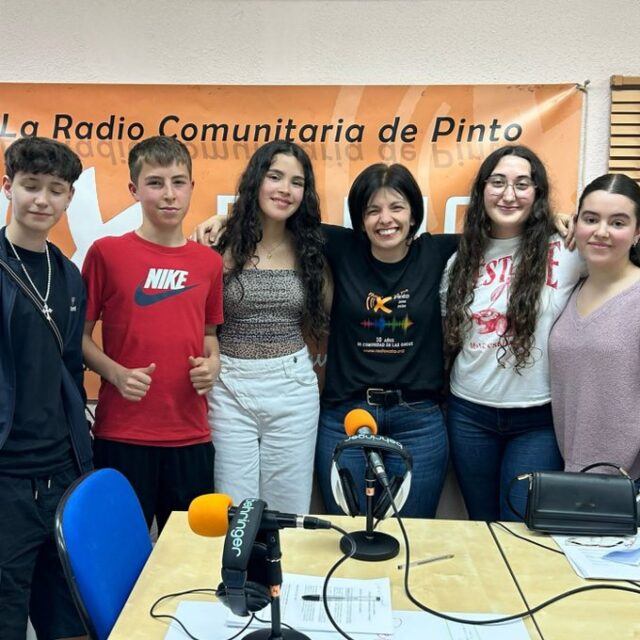 ¡Desde Radio XATA nos hace mucha, muchísima ilusión compartir esta noticia!

Tuvimos la oportunidad de, a principios de este mes de abril, acompañar a varias alumnas y alumnos del IES Calderón de la Barca @ies.calderon.pinto  de Pinto que realizaron sus prácticas en el marco del programa 4º+Empresa con nosotras.

Fue una experiencia maravillosa reunir estas voces jóvenes y rebeldes - como decidieron nombrar a su programa - y conocer de primera mano sus anhelos y preocupaciones, no solo para el futuro, sino en el presente que compartimos. Unos días que dieron para conocer con bastante proximidad como se construye un medio de comunicación como es la radio comunitaria de su municipio.

Abordamos técnica, estructura y guion de un programa, la documentación a la hora de informar o realizar cualquier contenido, sembramos pensamiento crítico y la búsqueda de objetividad. Un fin que no pasa por otro lugar más que por abrir la mente y los micros a todas las voces.

Aprendimos que todas tenemos una historia importante y única que compartir y que todas cuentan. De todo ello nace este programa impresionante con temas de plan actualidad como la violencia de género, la ecología, la migración, el bullying o la pobreza. Imperdible!

Mil gracias a MªEugenia @mae_tole , nuestra embajadora y vampira, y a nuestro futuro radiofónico, Andy, Bianca, Valentina, Irene y Rubén ¡Os esperamos de nuevo!

#radioxata #radioxatapinto #formación #radiocomunitaria @urcmadrid