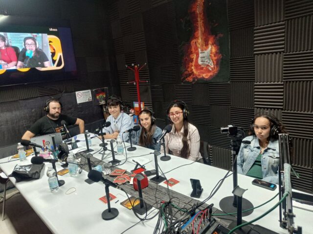 ¡Llega la GRAN FINAL DE ONDA ODS para el @iespablopicassopinto ! 

Este viernes 30 de mayo, desde nuestra radio emitimos en directo la fase estatal del concurso interinstitutos #ondaods #elfuturoestuyo de @onda_ods  con los campeones de MADRID @remc_org , ANDALUCÍA  @ondalocalandalucia , GALICIA @radiofusionga  y CATALUNYA @rtvcardedeu .

El representante de Madrid, por parte de @urcmadrid  y @radioxatapinto  es el @iespablopicassopinto 

Y estos son los horarios:
10h SEMIFINAL 1 Madrid - Catalunya, nuestro representante @iespablopicassopinto  @insalmenar 
11h SEMIFINAL 2 Galicia- Andalucía @iesdefene 🆚@iesnuevoscala 
12h LA GRAN FINAL

#urcm #radioscomunitarias #directo #radioxata #pinto #iespablopicasso