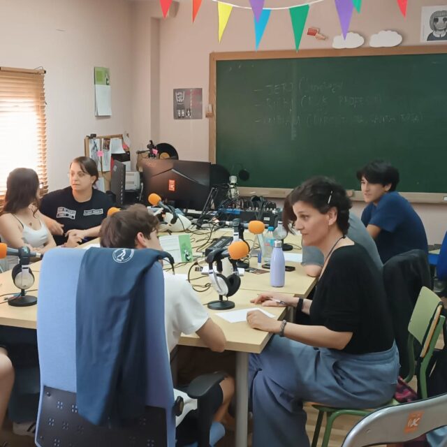 Dinámicas en parejas y grupos, todo el mundo pasando por la mesa de sonido y poniéndose delante del micro... haciendo RADIO comunitaria desde el primer día en el curso @urcmadrid "Más allá del podcast en tu habitación" en colaboración con @comunidadmadrid 

Hoy llegamos al ecuador de la formación en nuestra sede en Pinto, pero está abierta ya la inscripción para el mismo curso en @radio_enlace_madrid en la web urcm.net