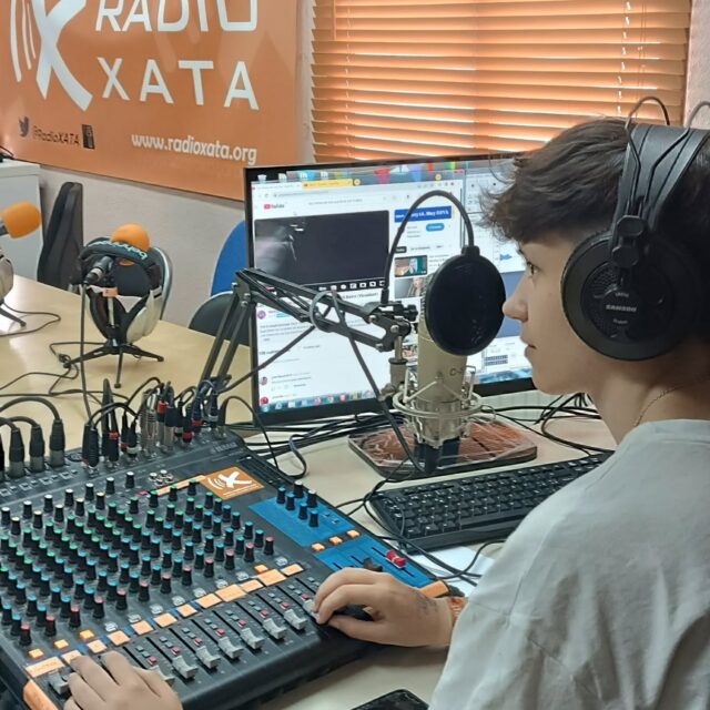 ¡Ya se atreven con el directo! 🔴 El alumnado del curso @urcmadrid "Más allá del podcast en tu habitación" ha cerrado la formación emitiendo en vivo y con los profes "de miranda" sus propios programas, en directo en www.radioxara.org 
Exclusión social, aliens, fútbol... Aquí ha habido de todo. Muy prontito podrás revivir los programas en audio.urcm.net y nuestra web. 

#radioxatapinto #radioscomunitarias #Pinto #radioxata #formación #urcm