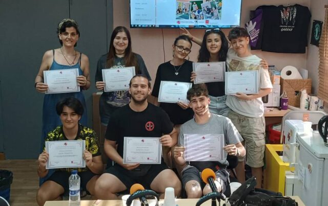 Desde el 7 de mayo al 10 de junio, Radio XATA acogió en sus instalaciones el curso «Más allá del podcast en tu habitación», un proyecto de la @urcmadrid con la subvención de la Consejería de Familia, Juventud y Asuntos Sociales de la @comunidadmadrid , a través de su Dirección General de Juventud. @juventudcmadrid 

En la última sesión, martes 10 de junio, se emitieron en directo varios programas que ya puedes escuchar en nuestra web y en audio.urcm.net 

En la foto, parte del alumnado con sus flamantes diplomas acreditativos. 

#radioxatapinto #radioxata #radioscomunitarias #pinto #formación