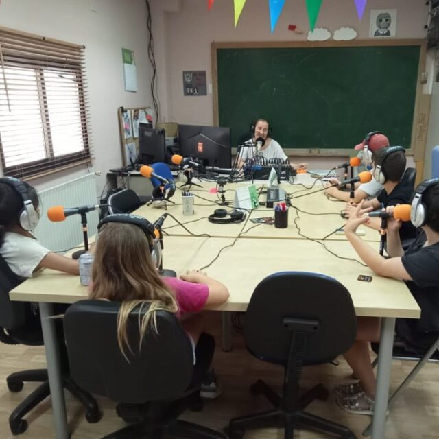 Nuestras pequeñas y pequeños lectores nos cuentan como han evolucionado en sus lecturas, nos recomiendan libros, nos advierten que escriben y bien, eso seguro.

¿Quieres saber qué hacen en el club de lectura? ¿Qué leen? ¿Cuándo lo hacen?
Todo esto y mucho más en nuestro episodio más especial. Ya en la web www.radioxata.org y en ivoox.

▶️ https://go.ivoox.com/rf/150488636

#radioxata #radioxatapinto #clubdelectura #pinto #radioscomunitarias
