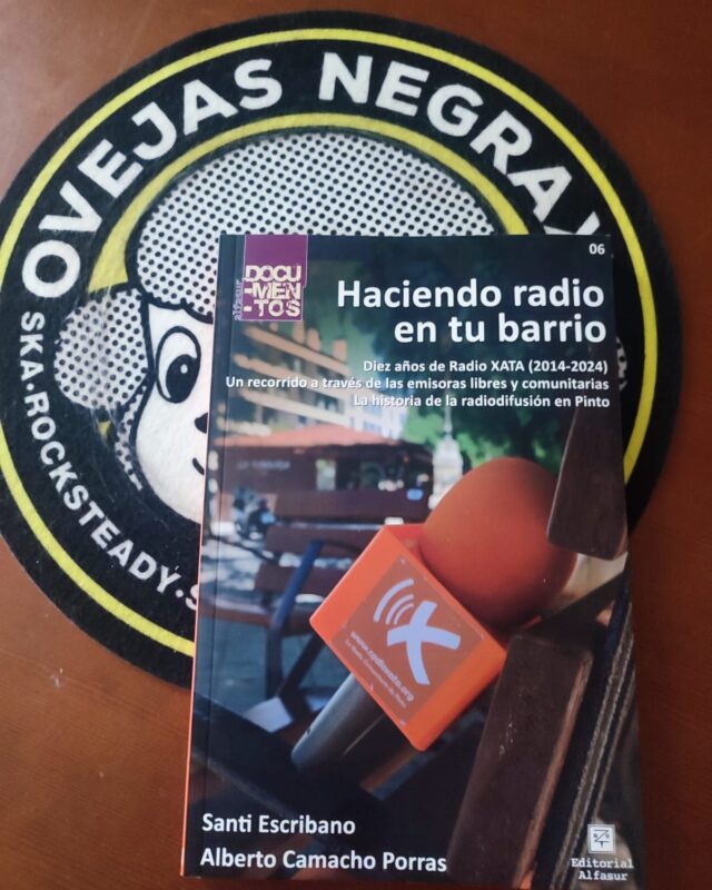 Como no podía ser de otra manera, el libro se puede adquirir online en @ovejasnegrax 
👉 https://tienda.ovejasnegrax.com/product/haciendo-radio-en-tu-barrio/

𝐇𝐀𝐂𝐈𝐄𝐍𝐃𝐎 𝐑𝐀𝐃𝐈𝐎 𝐄𝐍 𝐓𝐔 𝐁𝐀𝐑𝐑𝐈𝐎
Diez años de Radio XATA (2014-2025)
Un recorrido a través de las emisoras libres y comunitarias.
La historia de la radiodifusión en Pinto.

🖊 Santi Escribano @santiescribano  y Alberto Camacho Porras.

👉 Edita Asociación Sociocultural XATA, con la colaboración de Editorial Alfasur y aportación de @omcradio 

 #RadiosComunitarias #pinto #radioxatapinto #radioxata #haciendobarrioenturadio