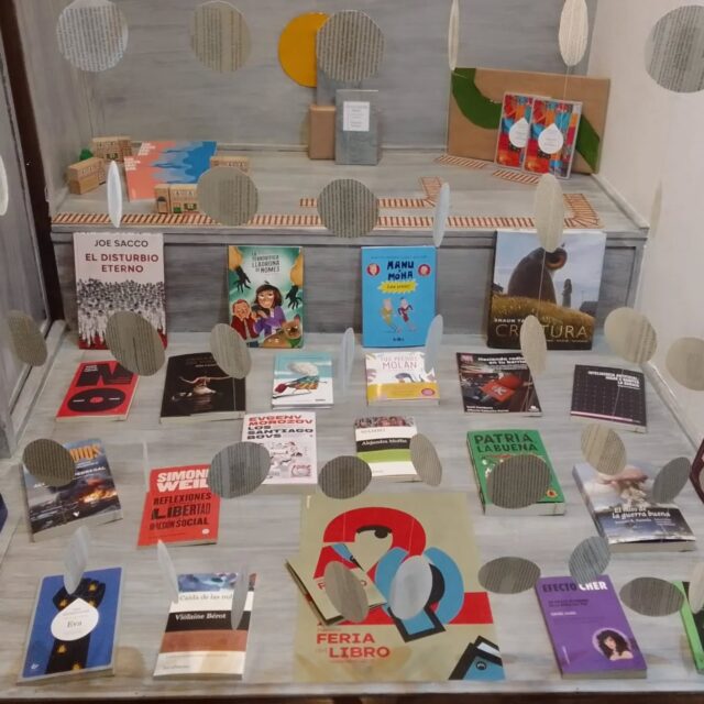 ¿Dónde está Wally? 🔎Bueno, mejor aún ¿encuentras nuestro libro "Haciendo radio en tu barrio" en este maravilloso escaparate? ¡Pues es, ni más ni menos, que Oviedo! En la ya mítica librería @cambalache_el_local , que se ha volcado con nuestra humilde historia a pesar de ser tan local. Porque la comunicación comunitaria no entiende de territorios, porque los barrios tenemos inquietudes y problemáticas similares en Madrid, en Asturias o donde se nos ocurra. Gracias por el apoyo ❤️